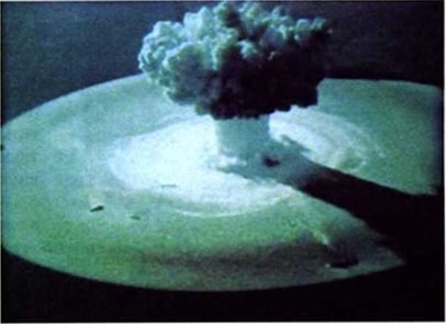 Фотография первого подводного ядерного взрыва на полигоне Новая Земля, бухта Черная, 21 сентября 1955 г., мощность 3,5 Кт, глубина 12 м.